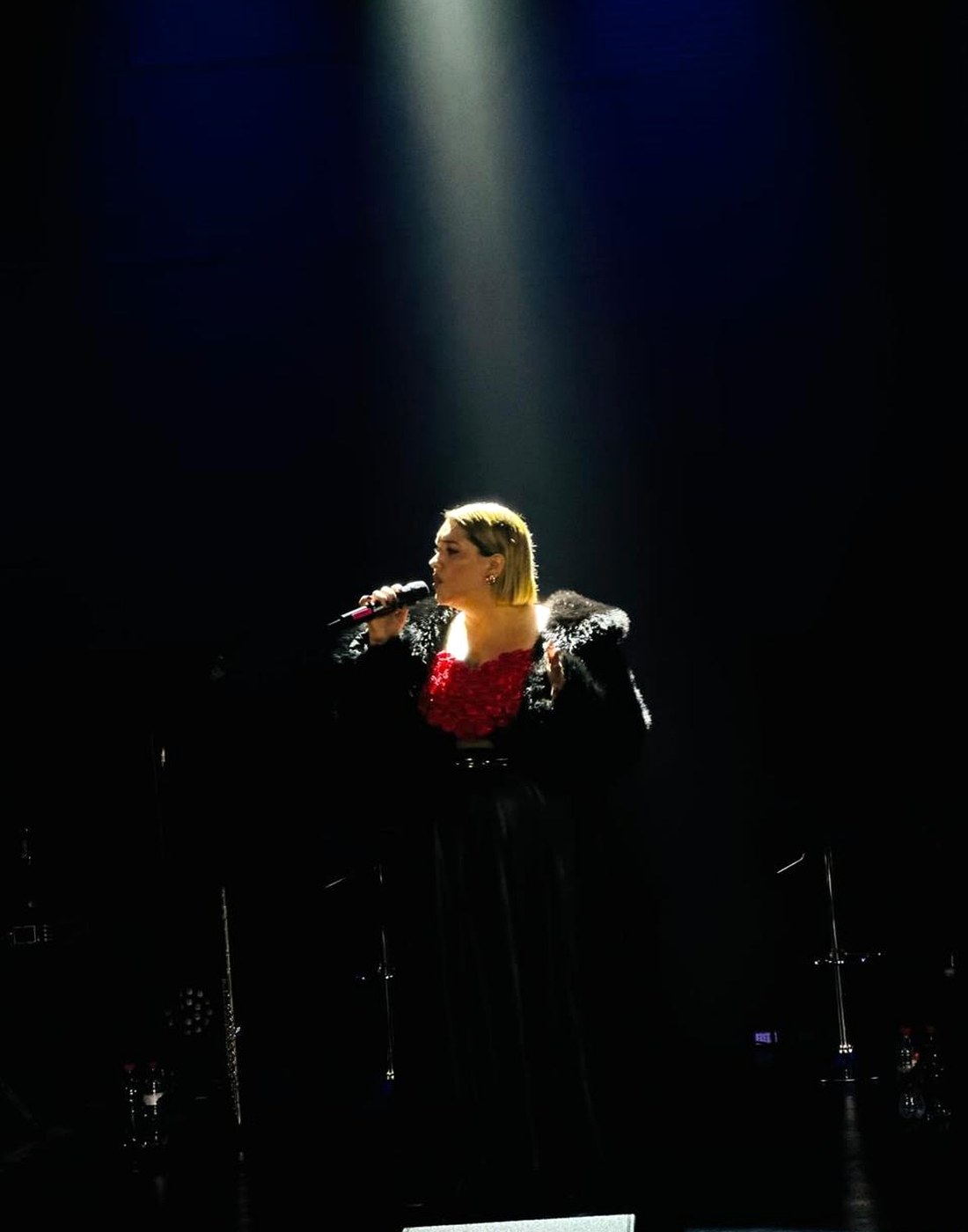 Micrófono iluminado en escenario